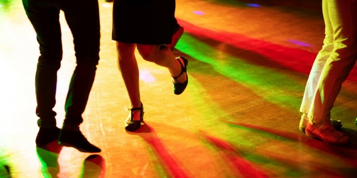 Füße von tanzenden Paaren beim Familientanz im Stadtteilzentrum LISA