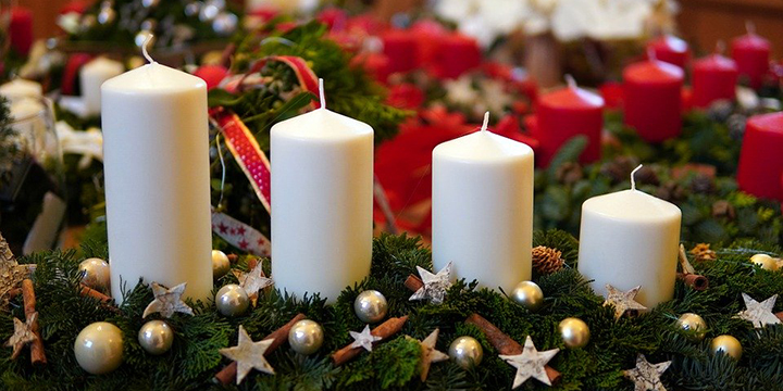 Ein Adventskranz mit vier weißen, nicht brennenden Kerzen