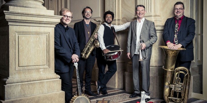 5 Jazz-Musiker stehen ab einem Torbogen gelegnt mit ihren Instrumenten  ©Guideo Werner
