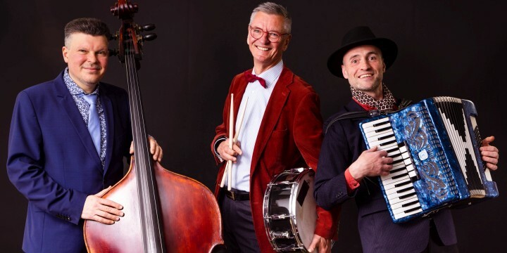 Musiker von Chill & Jam posieren mit Kontrabass, Drumsticks und Akkordeon