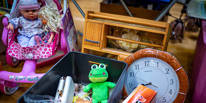 Ein Kuscheltier-Frosch und verschiedenes Spielzeug beim Flohmarkt im Stadtteilzentrum LISA