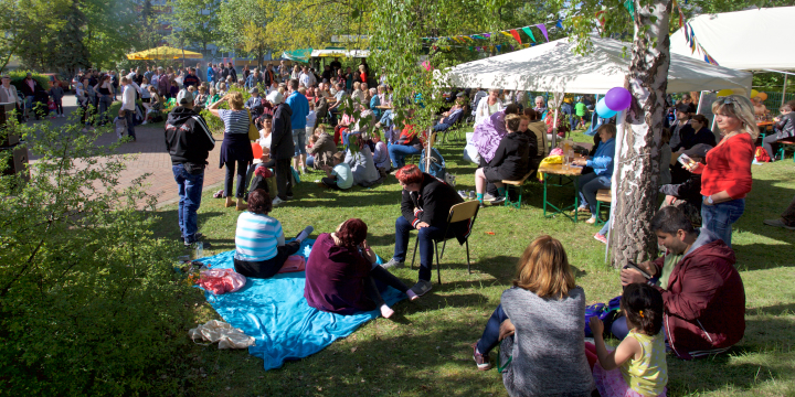 Der gut besuchte Garten des Stadtteilzentrums LISA zum jährlichen Gartenfest