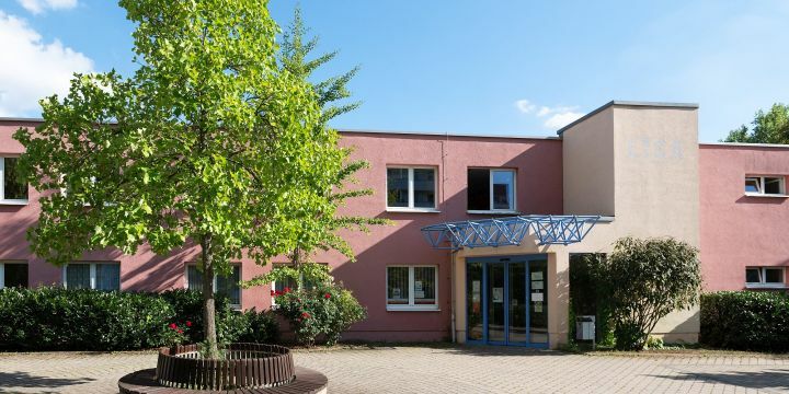 Außenansicht Eingang Stadtteilzentrum LISA mit einem grünen Baum   ©JenaKultur, C. Worsch