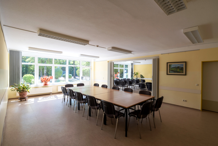 Aus 2 Räumen bestehenden Tagungsraum, die durch eine Falttür getrennt werden können mit einem Konferenztisch und einer Stuhlreihe