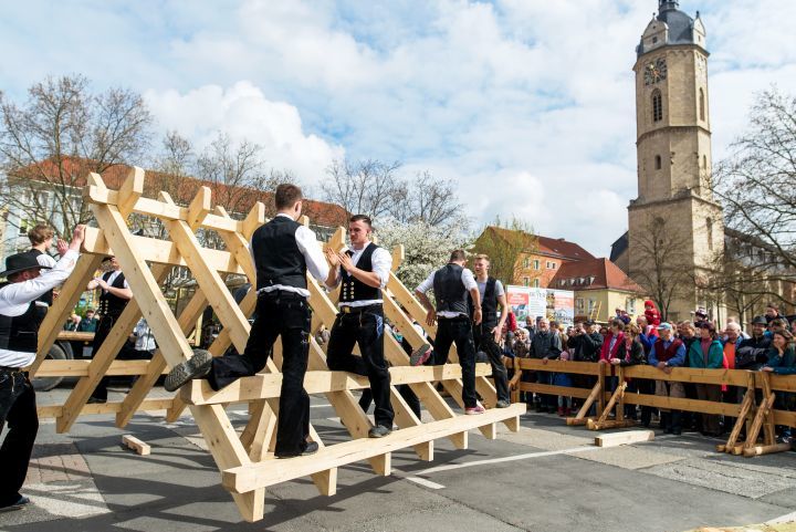 Tanz von Zimmermännern auf einem Dachstuhl beim Thüringer Holzmarkt in Jena