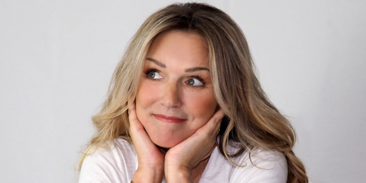 Eine Frau mit blonden Haaren, die ihren Kopf in ihre Hände gestützt hat und nach links oben sieht.  ©Karl Jotter