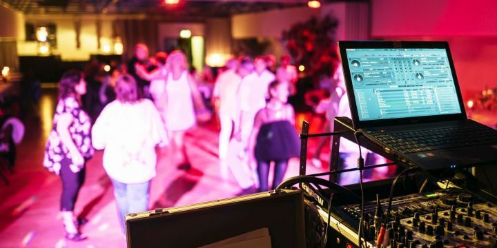 Tanzende Paare beim Familientanz im Stadtteilzentrum LISA
