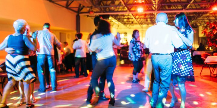 Familientanz im LISA - viele Menschen sind auf der Tanzfläche und tanzen