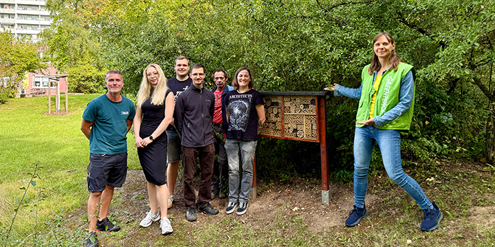 Eine Gruppe von 7 Leuten stellt ein Insektenhotel am Stadtteilzentrum LISA vor.