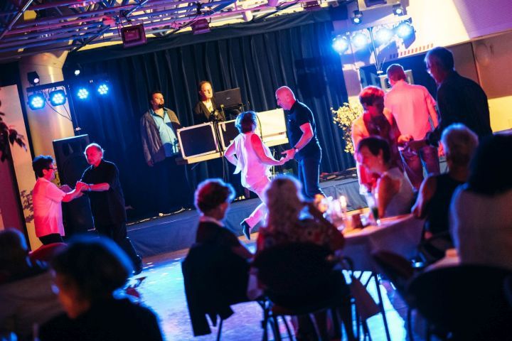 Tanzendes Publikum im Saal des Stadtteilzentrums LISA